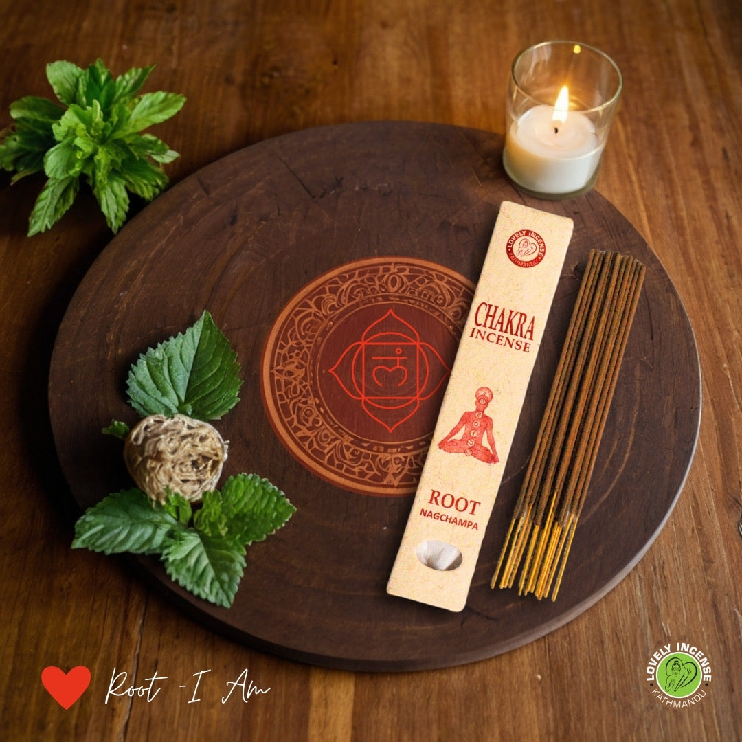 Chakra-Räucherstäbchen Root mit Nag Champa auf einem Holzbrett, daneben Kerze und frische Kräuter
