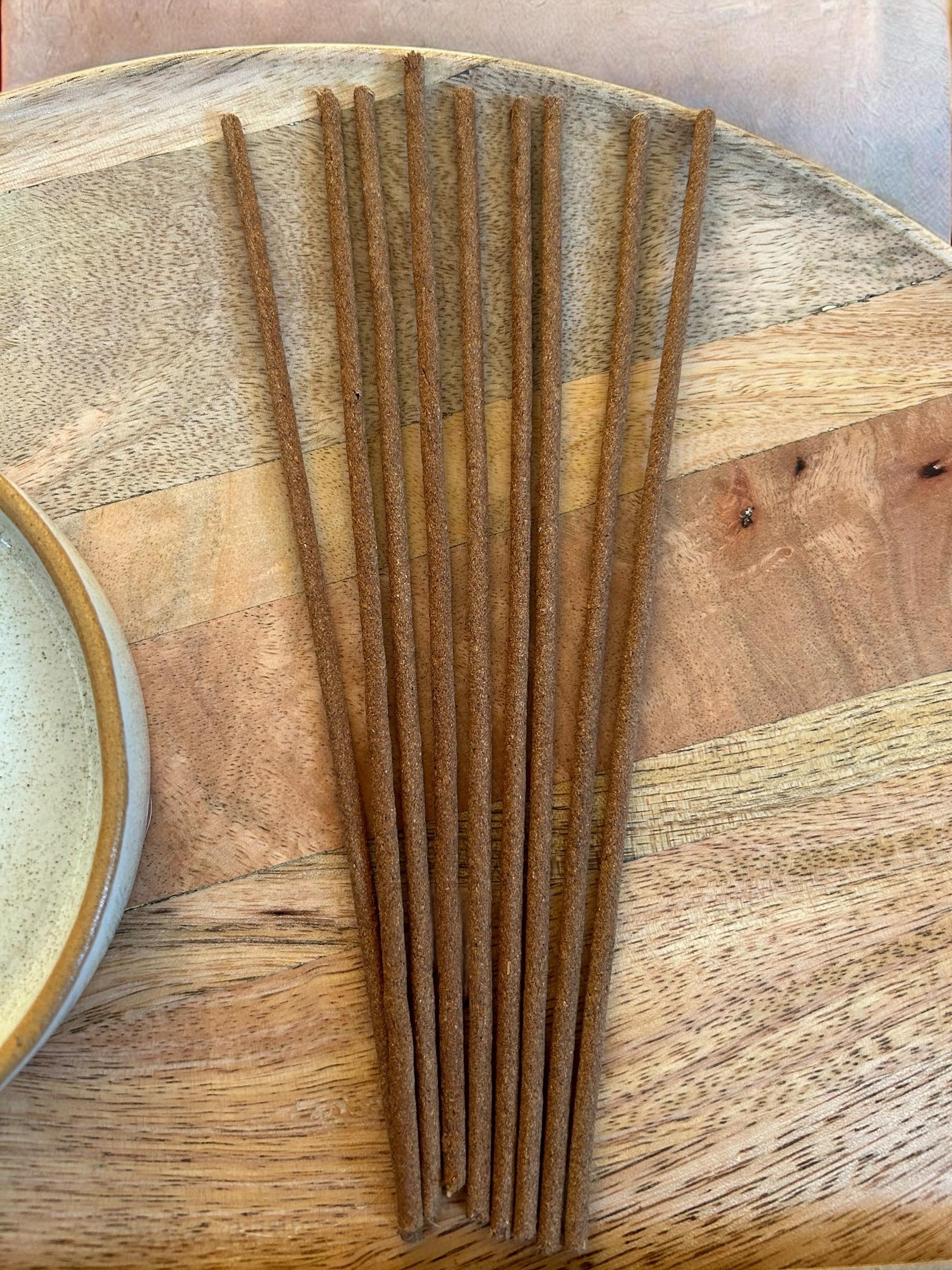 Traditionell handgerollte Räucherstäbchen | mildes Aroma | Sandelholz, Lavendel, Zimt