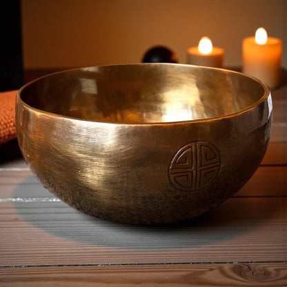 Handgefertigte Full Moon Klangschale aus Nepal „Om Mani Padme Hum“ Gravur | mit Holzklöppel & Kissen | Für Yoga, Meditation + Soundhealing