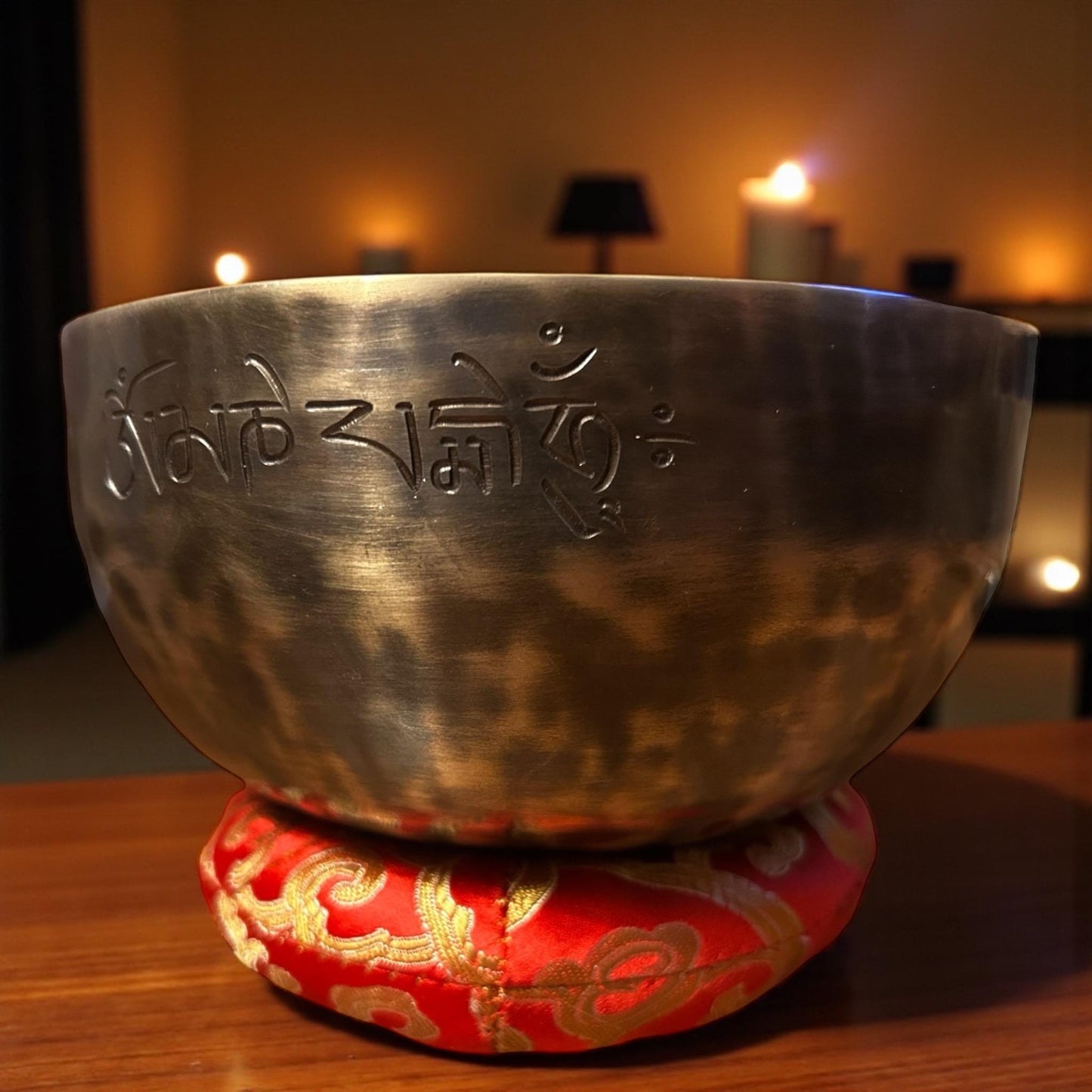 Handgefertigte Full Moon Klangschale aus Nepal „Om Mani Padme Hum“ Gravur | mit Holzklöppel & Kissen | Für Yoga, Meditation + Soundhealing