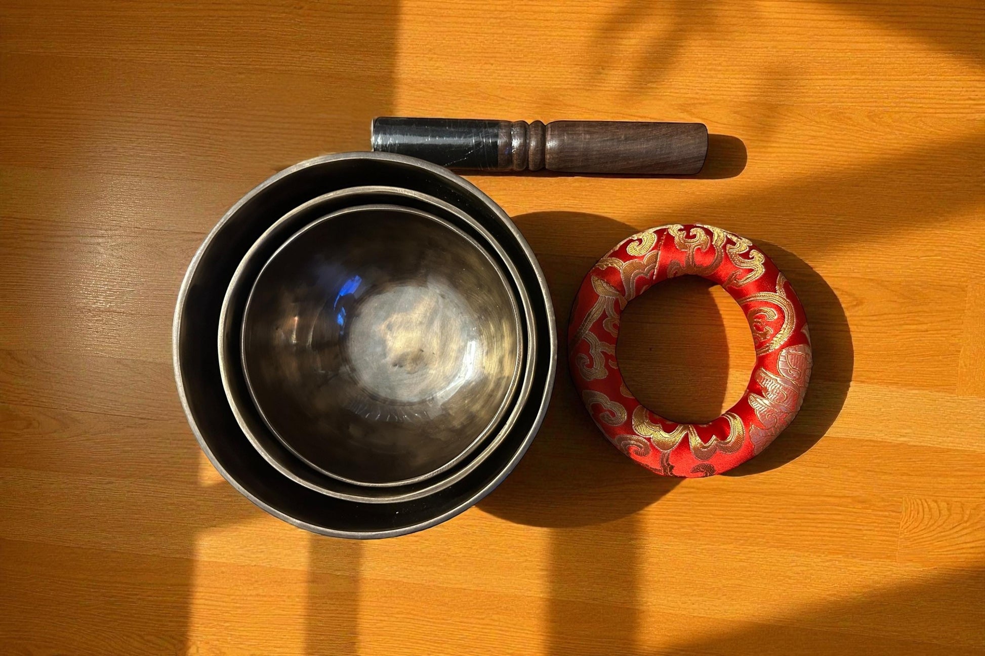 Handgefertigte Full Moon Klangschale aus Nepal „Om Mani Padme Hum“ Gravur | mit Holzklöppel & Kissen | Für Yoga, Meditation + Soundhealing