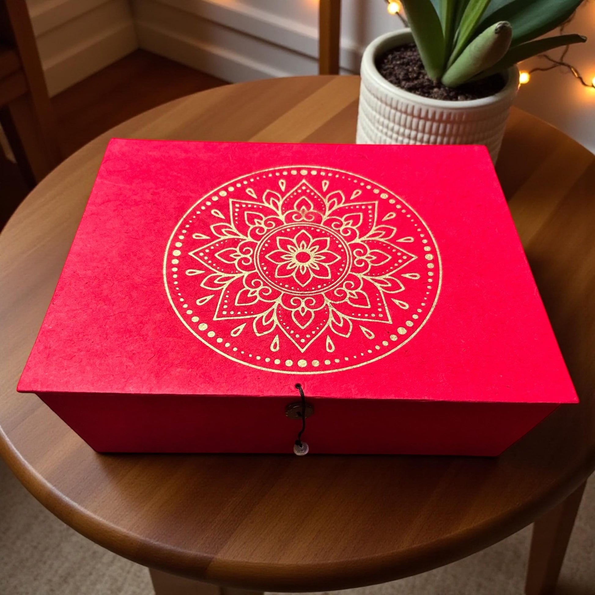 Handgemachte Geschenkbox aus Loktapapier – Rot mit goldenem Mandala | Nachhaltige Aufbewahrungsbox aus Nepal | Boho Geschenkverpackung