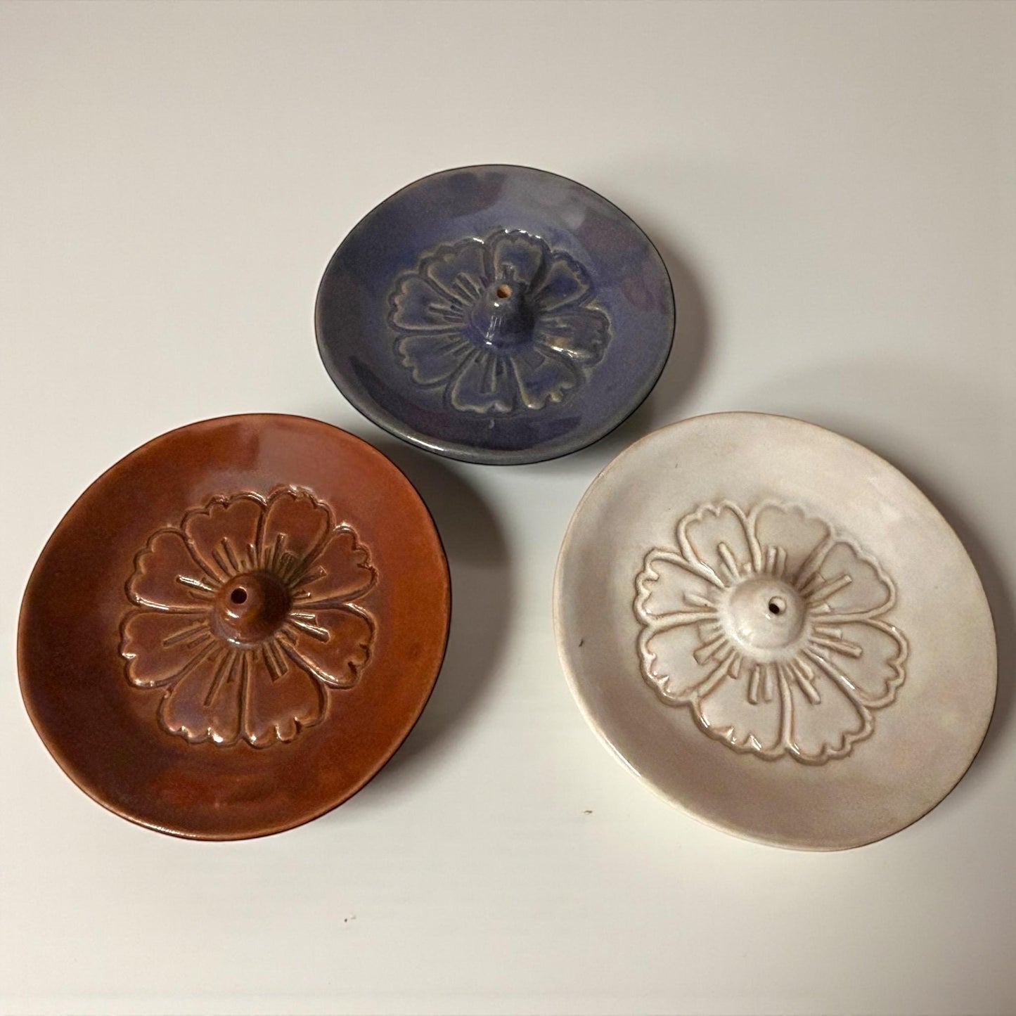 Räucherstäbchenhalter | Keramik Blume Glasiert | Handgetöpfert | Unikat Nepal | Fairtrade | Naturprodukt | Steingut Handgemacht