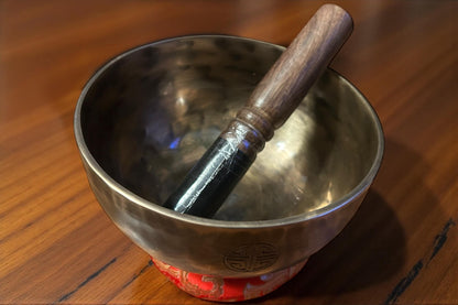 Handgefertigte Full Moon Klangschale aus Nepal „Om Mani Padme Hum“ Gravur | mit Holzklöppel & Kissen | Für Yoga, Meditation + Soundhealing