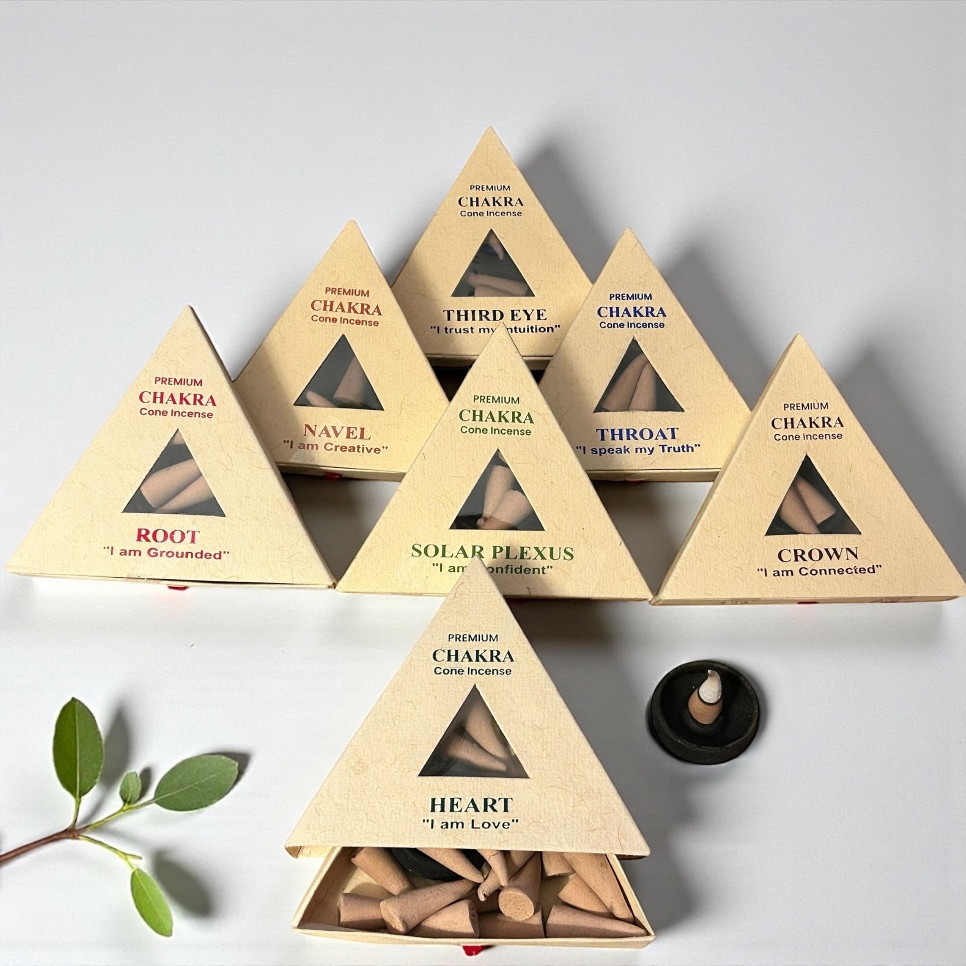 Räucherkegel Set – 7 Chakren inkl. Halter | Handgemacht in Nepal | Natur Räucherwerk für Meditation & Balance | Premium Chakra Cones Gift