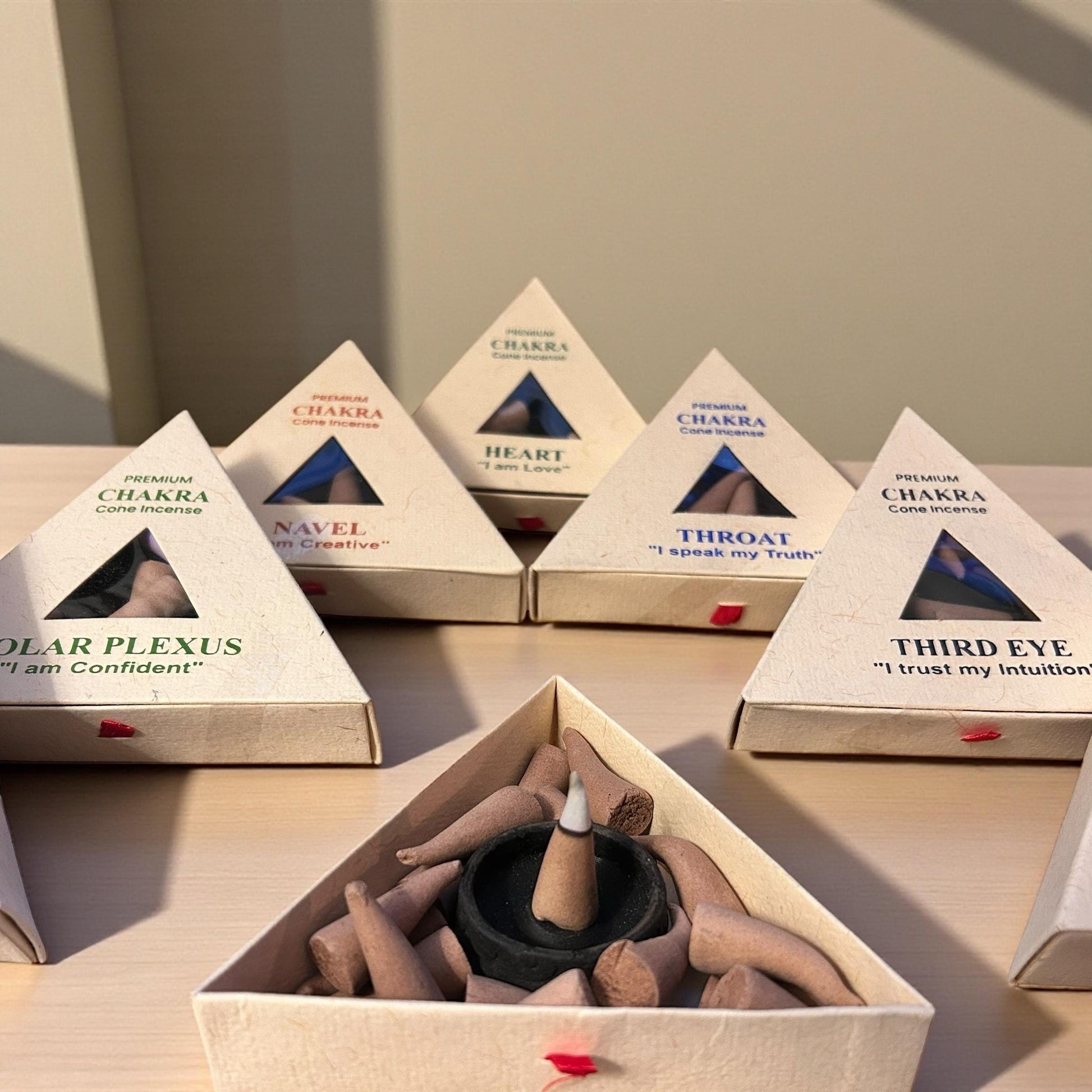 Räucherkegel Set – 7 Chakren inkl. Halter | Handgemacht in Nepal | Natur Räucherwerk für Meditation & Balance | Premium Chakra Cones Gift