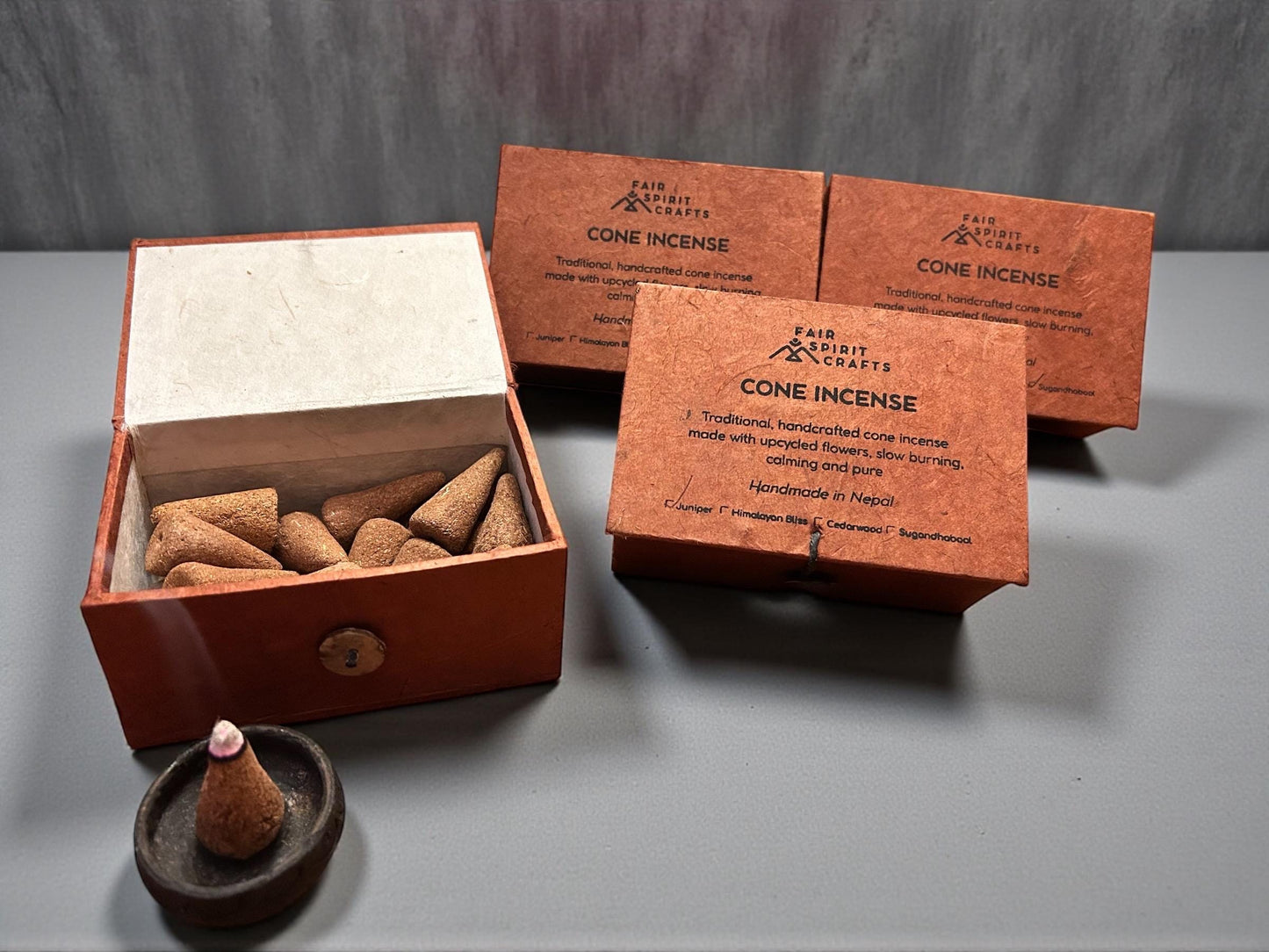 Handgemachte Räucherkegel aus Nepal – aus recycelten Tempelblumen · sehr intensiver Duft · nachhaltig, fair, 100% natürlich · Feel the vibes