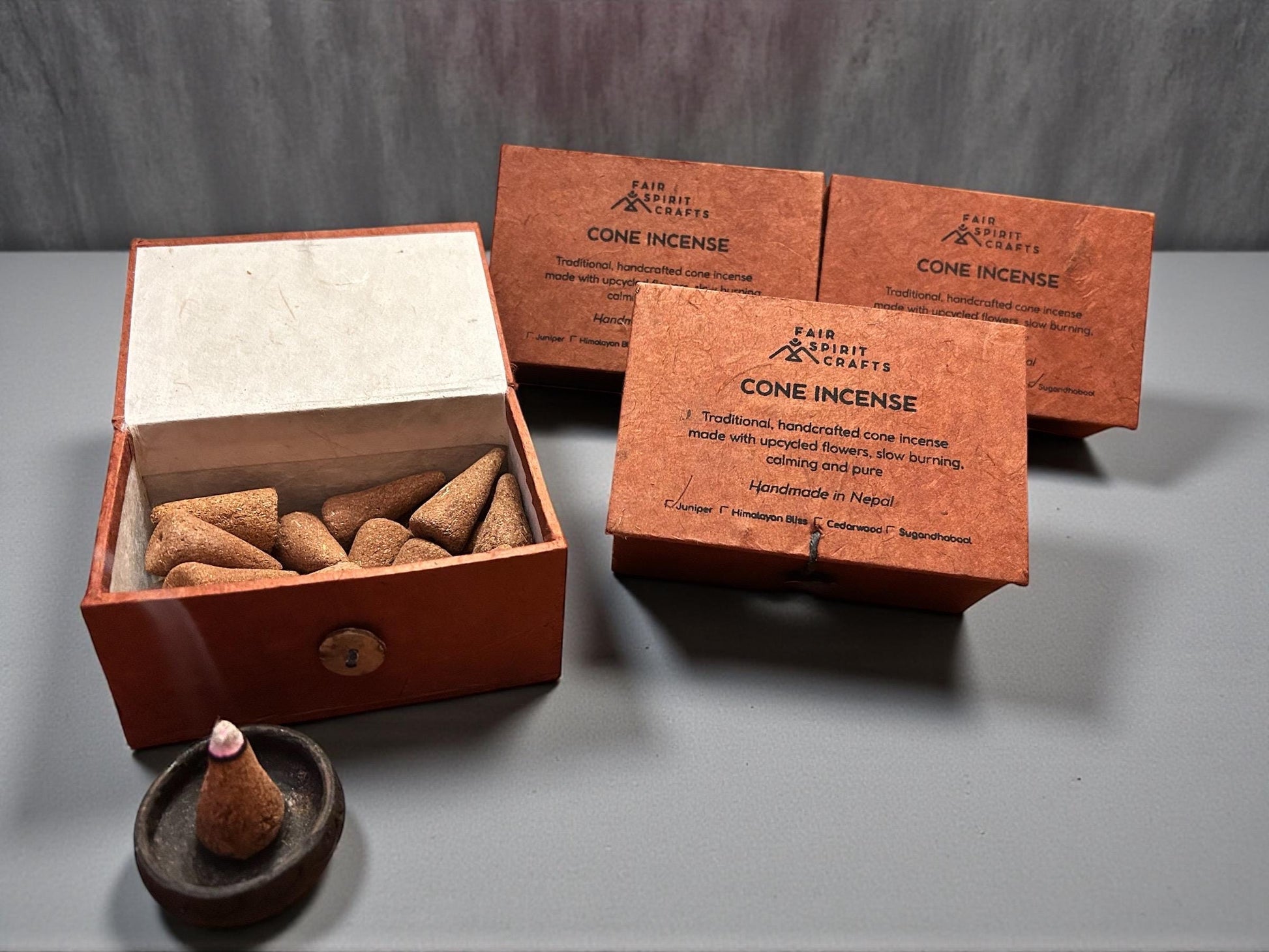 Handgemachte Räucherkegel aus Nepal – aus recycelten Tempelblumen · sehr intensiver Duft · nachhaltig, fair, 100% natürlich · Feel the vibes