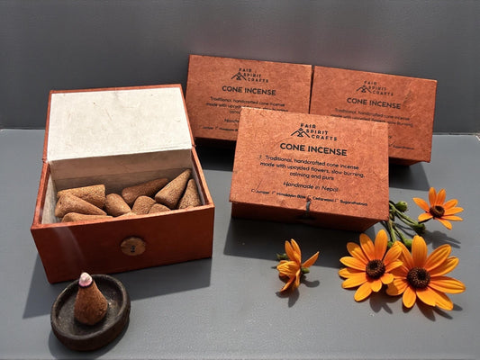 Handgemachte Räucherkegel aus Nepal – aus recycelten Tempelblumen · sehr intensiver Duft · nachhaltig, fair, 100% natürlich · Feel the vibes