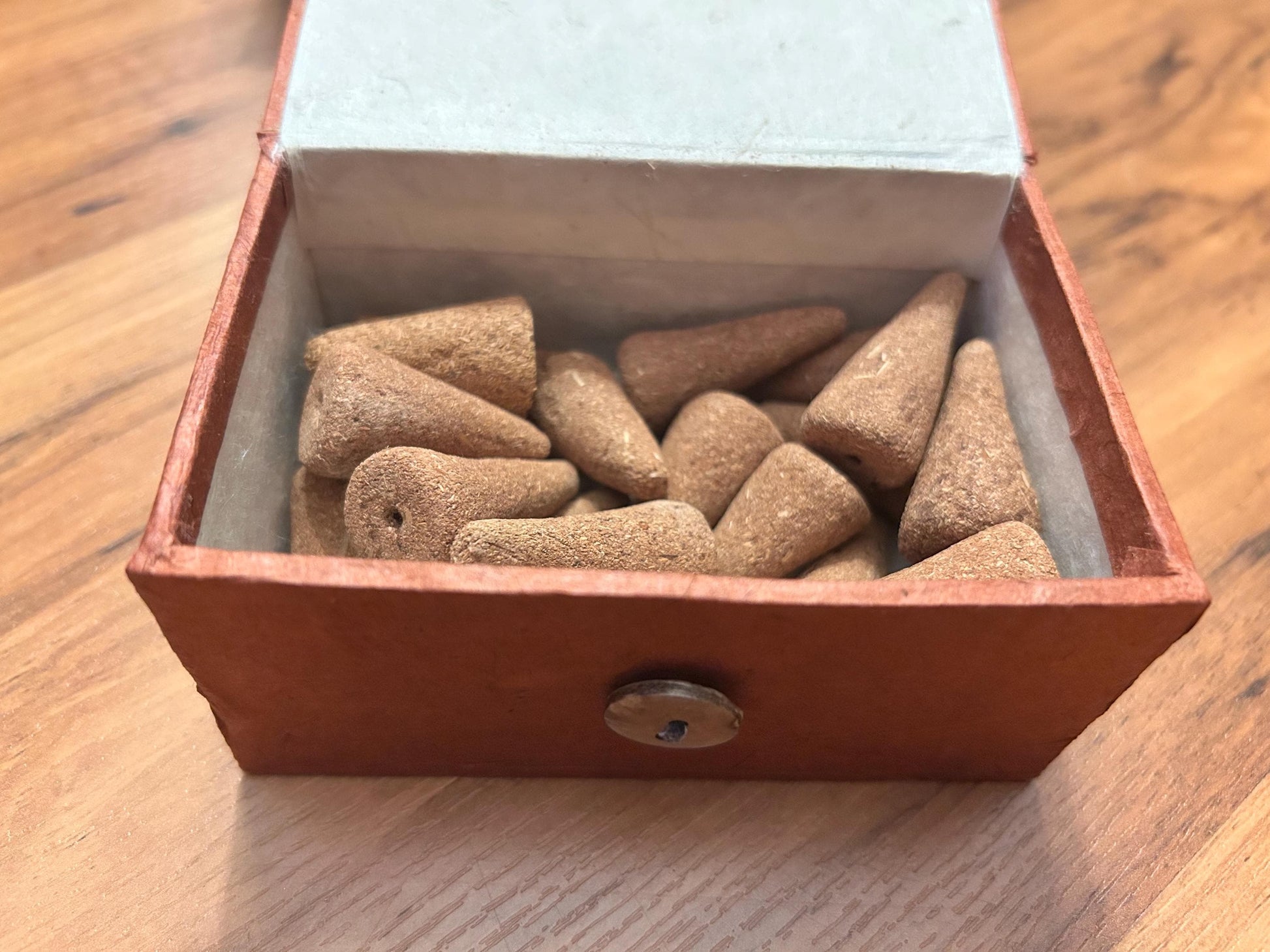 Handgemachte Räucherkegel aus Nepal – aus recycelten Tempelblumen · sehr intensiver Duft · nachhaltig, fair, 100% natürlich · Feel the vibes