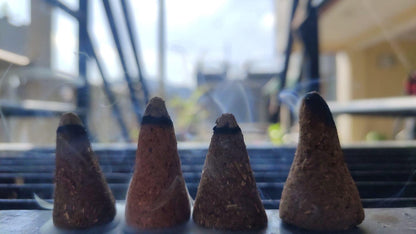 Handgemachte Räucherkegel aus Nepal – aus recycelten Tempelblumen · sehr intensiver Duft · nachhaltig, fair, 100% natürlich · Feel the vibes