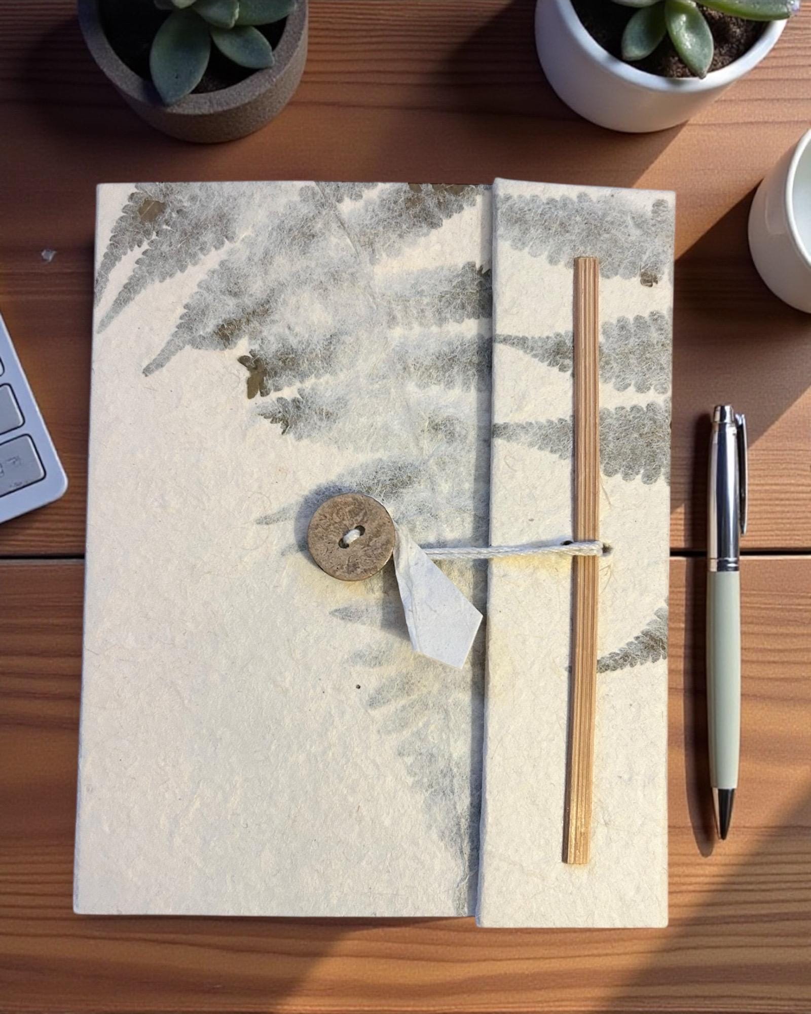 Handgemachtes Loktapapier Notizbuch „Fern“ mit echten Pflanzenblättern | aus Nepal | 40 Seiten | Nachhaltiges Tagebuch, Eco Friendly Journal