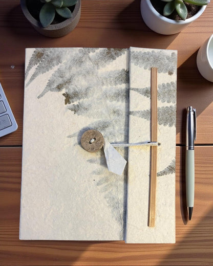 Handgemachtes Loktapapier Notizbuch „Fern“ mit echten Pflanzenblättern | aus Nepal | 40 Seiten | Nachhaltiges Tagebuch, Eco Friendly Journal
