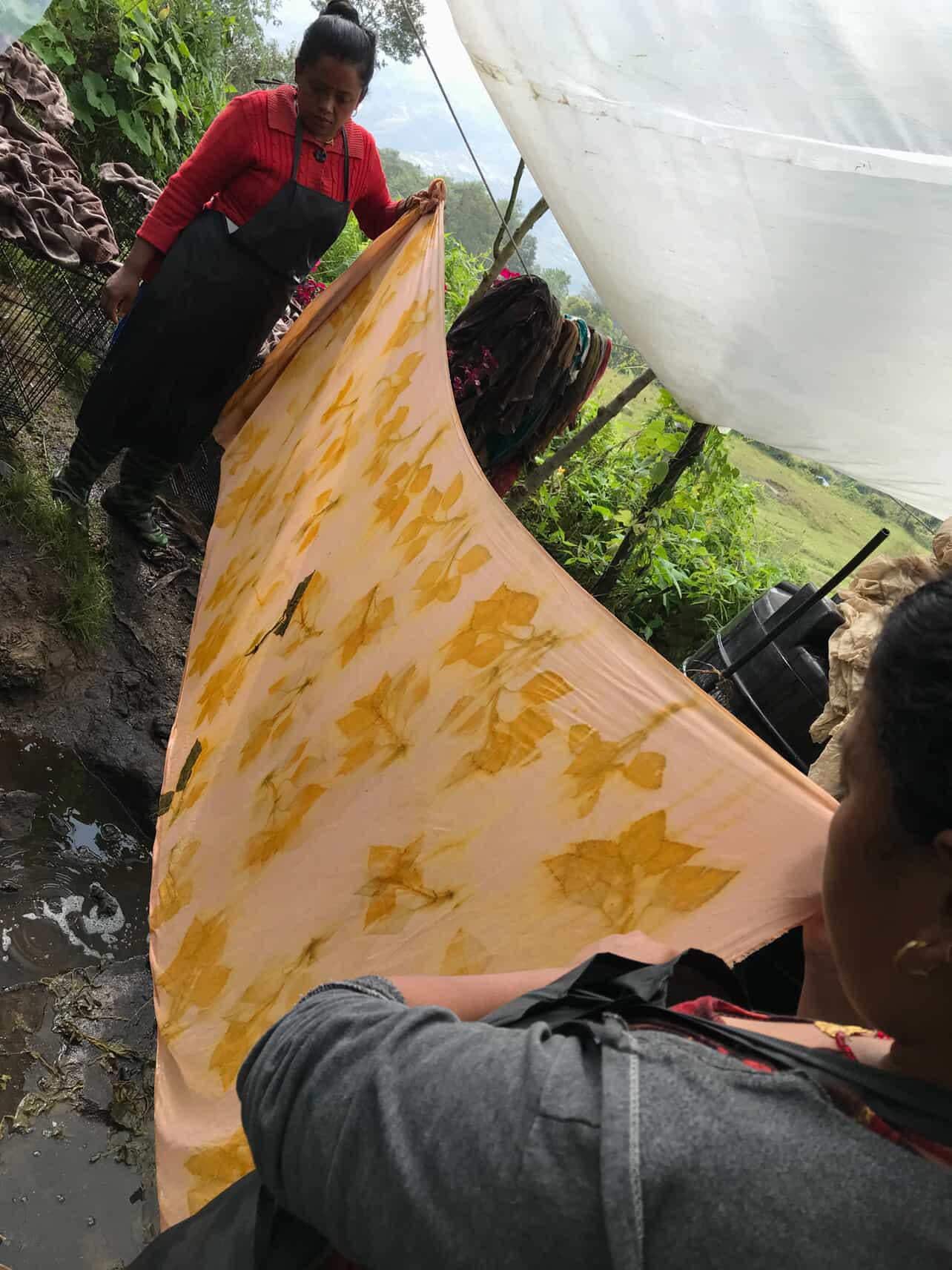 Bambus-Baumwollstoff Meterware – pflanzlich gefärbtes Blattmuster | Naturstoff aus Nepal | nachhaltiger Stoff | 90 cm breit | handgefertigt