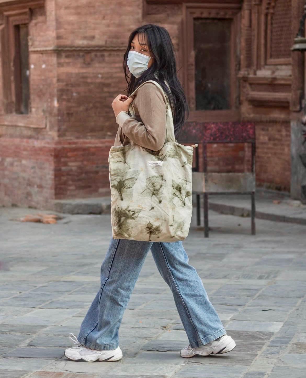 Naturgefärbter Baumwollbeutel | Pflanzenprint & Indigo Dye | Fair gefertigt in Nepal | Nachhaltige Eco Tote Bag | Fair Trade Tasche