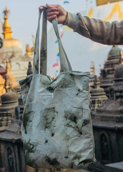 Naturgefärbter Baumwollbeutel | Pflanzenprint & Indigo Dye | Fair gefertigt in Nepal | Nachhaltige Eco Tote Bag | Fair Trade Tasche