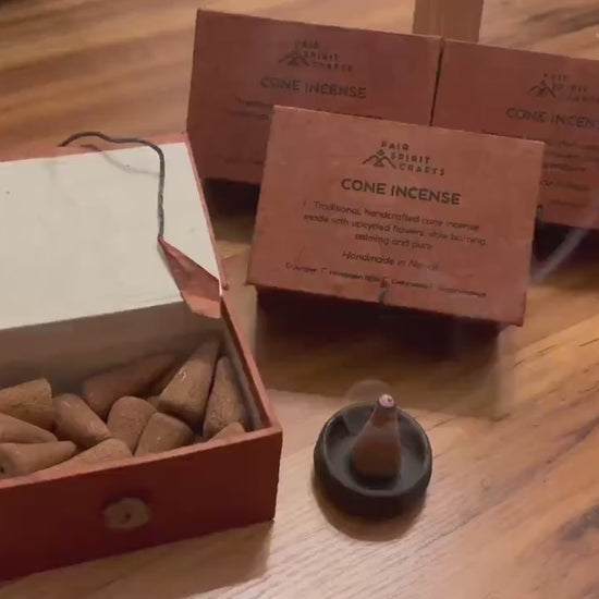 Handgemachte Räucherkegel aus Nepal – aus recycelten Tempelblumen · sehr intensiver Duft · nachhaltig, fair, 100% natürlich · Feel the vibes