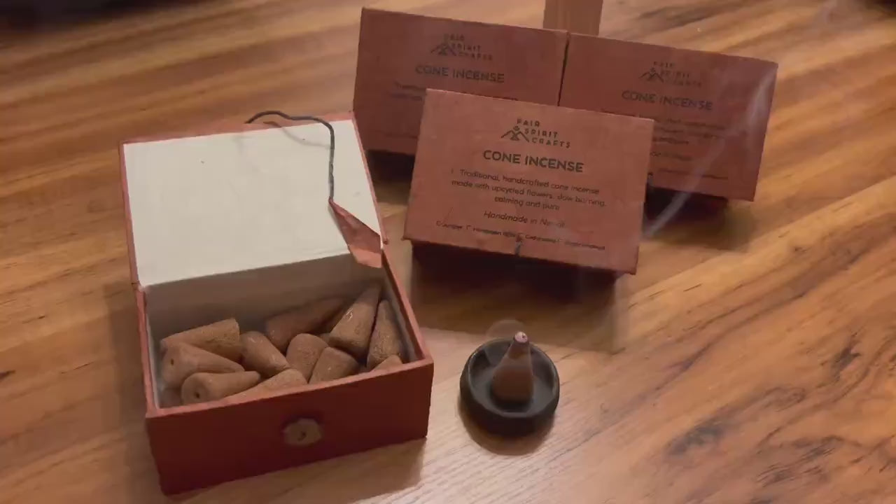 Handgemachte Räucherkegel aus Nepal – aus recycelten Tempelblumen · sehr intensiver Duft · nachhaltig, fair, 100% natürlich · Feel the vibes