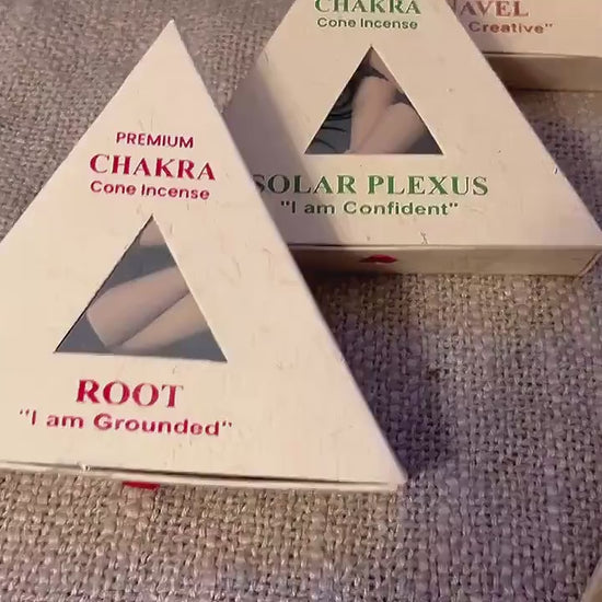 Räucherkegel Set – 7 Chakren inkl. Halter | Handgemacht in Nepal | Natur Räucherwerk für Meditation & Balance | Premium Chakra Cones Gift